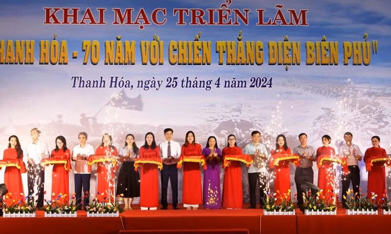 Delegados cortan la cinta de apetura (Foto: Nhan Dan)