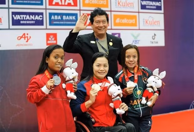 Trinh Thi Bich Nhu (medio) gana cinco medallas de oro y tres récords (Foto: VNA)