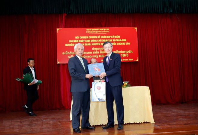 Khamphan Pheuyavong, secretario del Comité Central del PPRL y jefe de su Comisión de Propaganda y Capacitación, y Phan Minh Chien, consejero de la Embajada de Vietnam en Laos (Foto:VNA)
