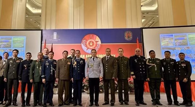 Participantes en la reunión (Foto: VNA)