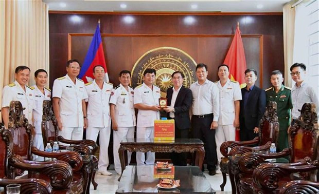 La delegación visita el Consulado General de Vietnam en la provincia camboyana de Preah Sihanouk. (Foto: VNA)