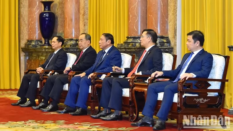 El ministro de Relaciones Exteriores, Bui Thanh Son; el titular de la Oficina presidencial, Le Khanh Hai; el ministro de Cultura, Deportes y Turismo, Nguyen Van Hung, y los miembros de la delegación vietnamita en el encuentro.