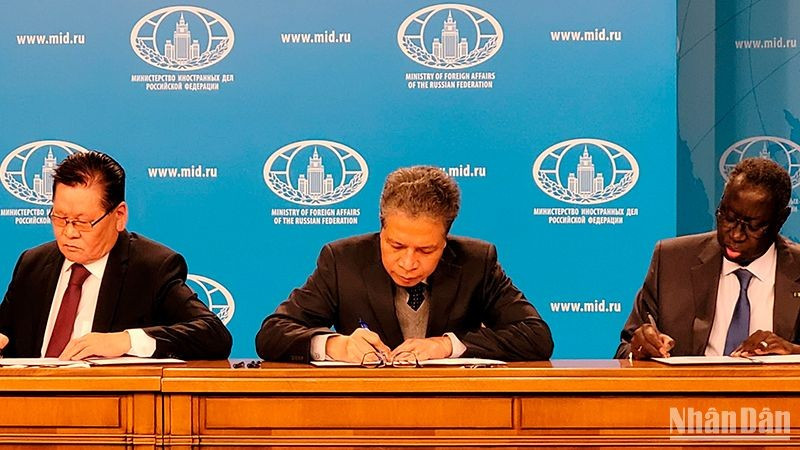 El embajador de Vietnam en Rusia, Dang Minh Khoi (centro), en el evento