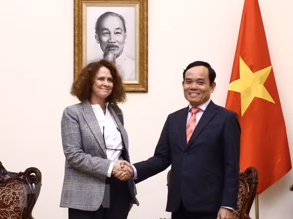 El viceprimer ministro de Vietnam Tran Luu Quang recibe a la directora nacional del Banco Mundial, Carolyn Turk. (Foto: VNA)