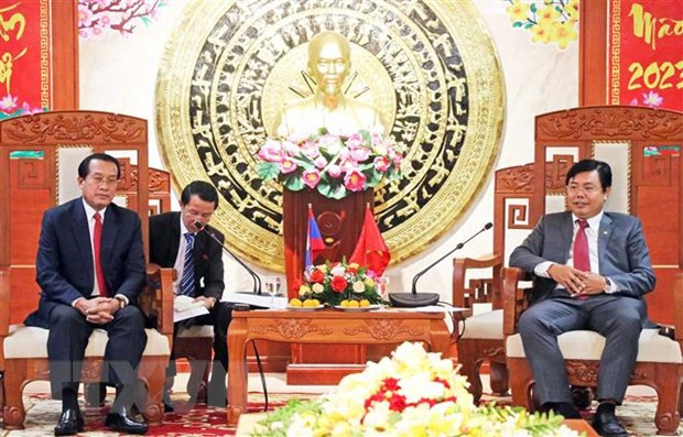 Nguyen Tien Hai, secretario del Comité del Partido Comunista de Vietnam en Ca Mau y Vanxay Phongsavan, secretario del Comité del Partido Popular Revolucionario de Laos y gobernador de la provincia de Khammouane (Fotografía: VNA)