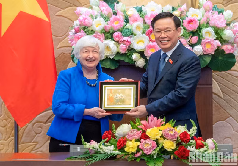 El presidente de la Asamblea Nacional de Vietnam, Vuong Dinh Hue, recibió en Hanói a la secretaria del Tesoro de EE. UU., Janet Yellen (Foto: Nhan Dan)
