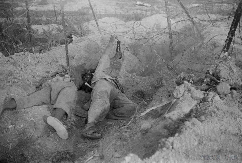 Soldados vietnamitas cortan cercas de alambre de púas, abriendo el ataque a la base 206. (Foto: VNA)