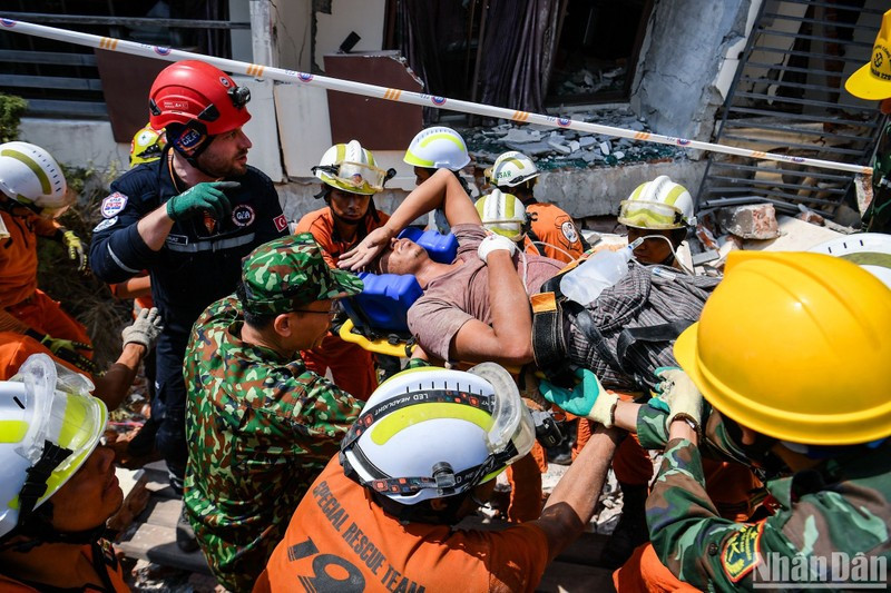 Rescatistas vietnamitas trabajan contrarreloj para salvar un sobreviviente en Myanmar (Foto: Nhan Dan)