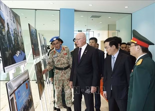 El presidente vietnamita, Vo Van Thuong, y el gobernador general de Australia, David Hurley, en una exposición de fotos sobre las actividades de las fuerzas vietnamitas en las operaciones de mantenimiento de la paz de la ONU (Foto:VNA)