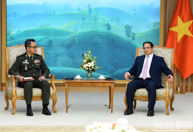 El primer ministro de Vietnam, Pham Minh Chinh, el viceprimer ministro y titular de Defensa del país vecino, general Tea Seiha. (Foto: Tran Hai)