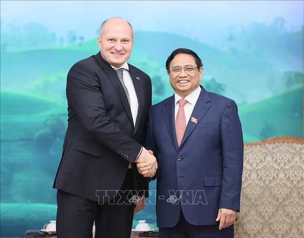 El primer ministro de Vietnam, Pham Minh Chinh (derecha), recibe al ministro de Situaciones de Emergencia de Rusia, Kurenkov Aleksandr Vyacheslavovich (Foto: VNA)