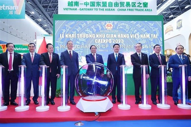 El primer ministro Pham Minh Chinh y funcionarios en la inauguración del pabellón de Vietnam en CAEXPO 2023. (Foto: VNA)