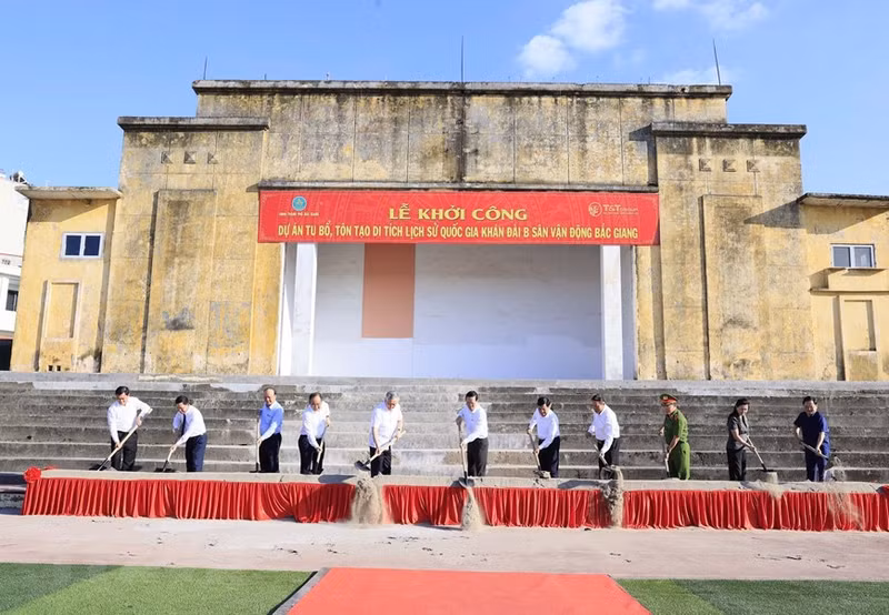 Vo Van Thuong y los delegados en la ceremonia de inauguración del proyecto para reparar la grada B del estadio Bac Giang.
