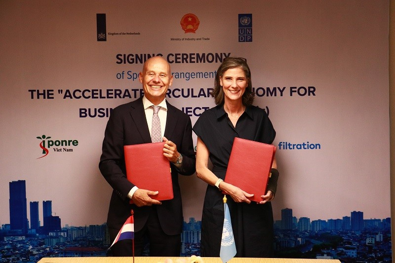 El embajador de Países Bajos, Kees van Baar, y la representante del PNUD en Vietnam, Ramla Khalidi, en la ceremonia de firma.(Foto: Nhan Dan)