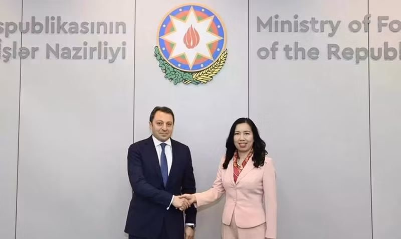 La viceministra Le Thi Thu Hang y su homólogo azerbaiyano E. Mammadov (Foto: baoquocte.vn)