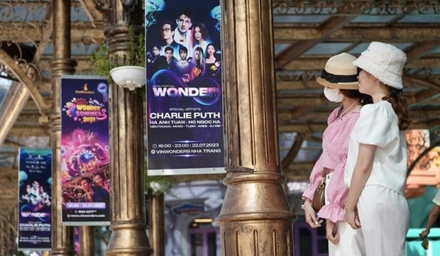 Visitantes buscan informaciones sobre el Festival Internacional de Súper Música (Foto: tuoitre.vn)