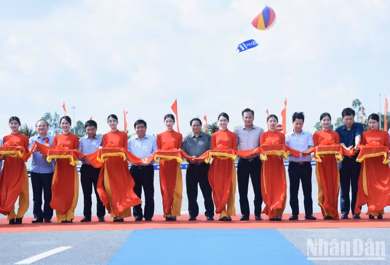 Minh Chinh y los delegados cortan la cinta de apertura de la carretera que conecta la autopista Hanói-Hai Phong con el tramo Cau Gie-Ninh Binh a través de la provincia de Hung Yen (segunda fase).