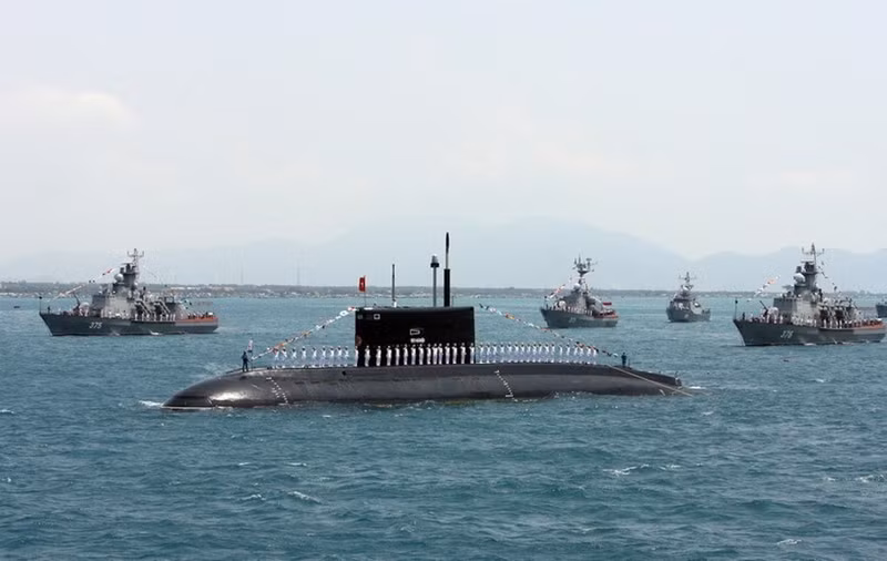 La Armada vietnamita tiene cinco componentes de fuerza de combate: buques de superficie; submarino; fuerzas aéreas navales; artillería-misiles costeros; infantería naval- fuerzas especiales de la Armada y fuerzas para la logística, la ingeniería, la investigación científica y técnica.