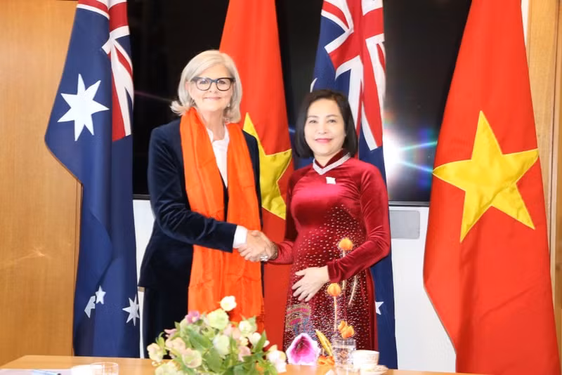 La vicepresidenta de la Asamblea Nacional de Vietnam, Nguyen Thi Thanh, y la gobernadora general de Australia, Samantha Joy Mostyn. (Foto: VNA)