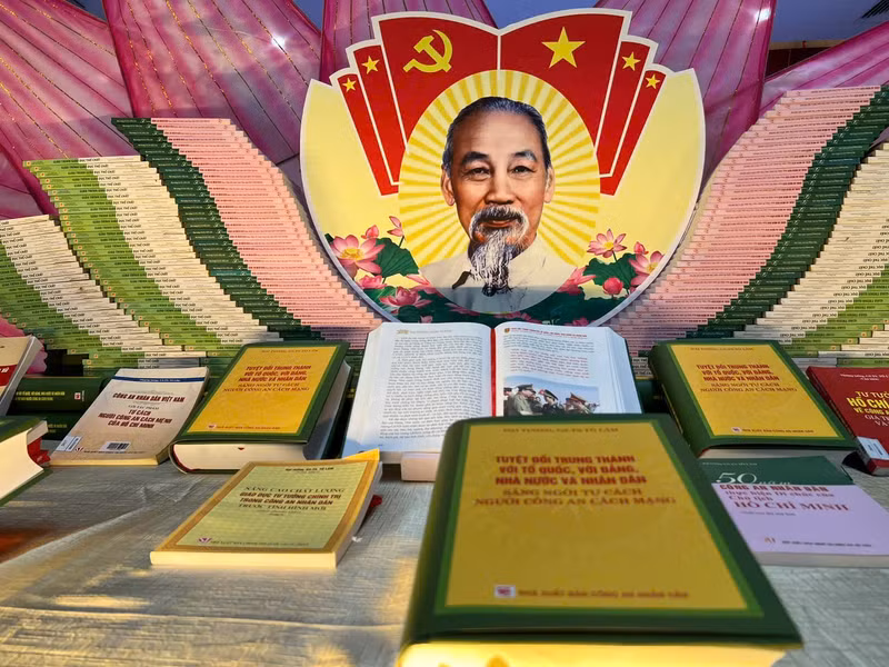 El nuevo libro del secretario general del PCV, To Lam, destaca la dignidad de las fuerzas de seguridad pública revolucionaria de Vietnam (Foto: hanoimoi.com.vn)