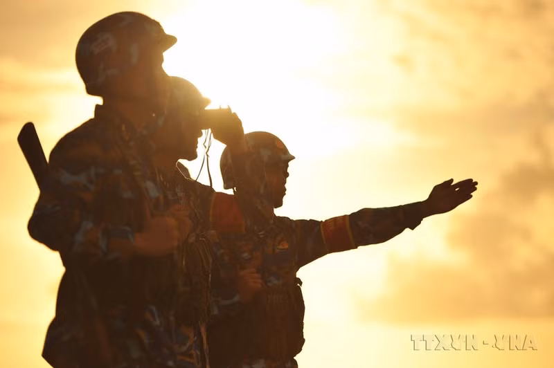 La Armada Popular de Vietnam supera todas las dificultades, mantiene su posición proactiva en las situaciones, manteniendo el entorno de paz y la estabilidad en los mares e islas de la Patria.