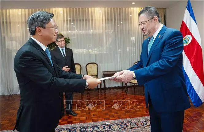 El embajador de Vietnam en Cuba, concurrente a Costa Rica, Le Quang Long, entrega cartas credenciales al presidente costarricense, Rodrigo Chaves Robles. (Foto: VNA)