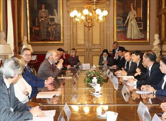 El jefe de la Comisión de Cultura y Educación de la Asamblea Nacional de Vietnam, Nguyen Dac Vinh, se reúne con el presidente de la Cámara de Representantes belga, Peter De Roover. (Foto: VNA)
