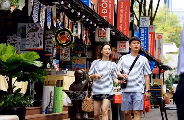 Turistas surcoreanos en la calle de libros en Ciudad Ho Chi Minh. (Foto: VNA)