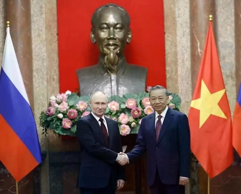 El secretario general del Partido Comunista, To Lam (der.), posa para una fotografía con el presidente ruso, Vladimir Putin (Foto: VNA)