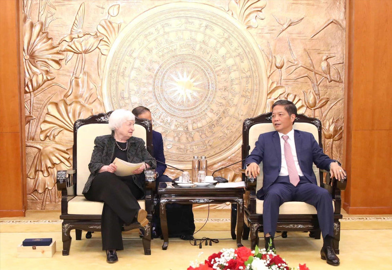 El miembro del Buró Político y jefe de la Comisión de Asuntos Económicos del Comité Central del Partido Comunista de Vietnam, Tran Tuan Anh, y la secretaria del Tesoro de Estados Unidos, Janet Yellen (Fotografía: VNA)