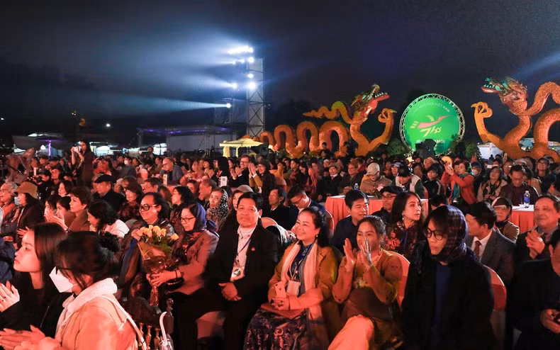 En el público había personas de todas las edades. En el público había personas de todas las edades.