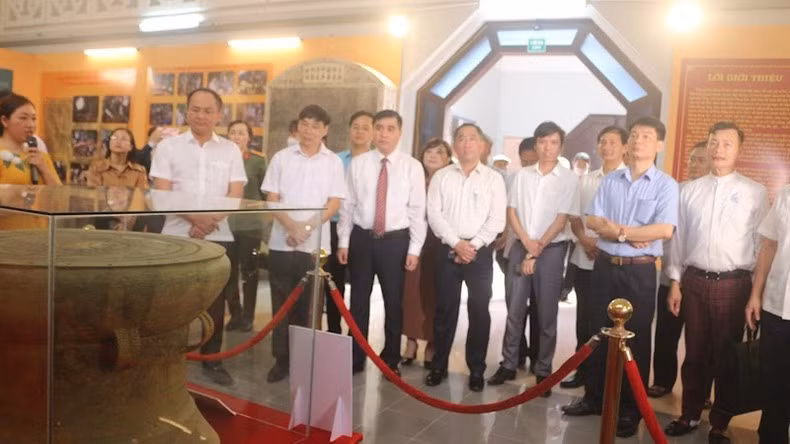 Los delegados visitan la exposición.