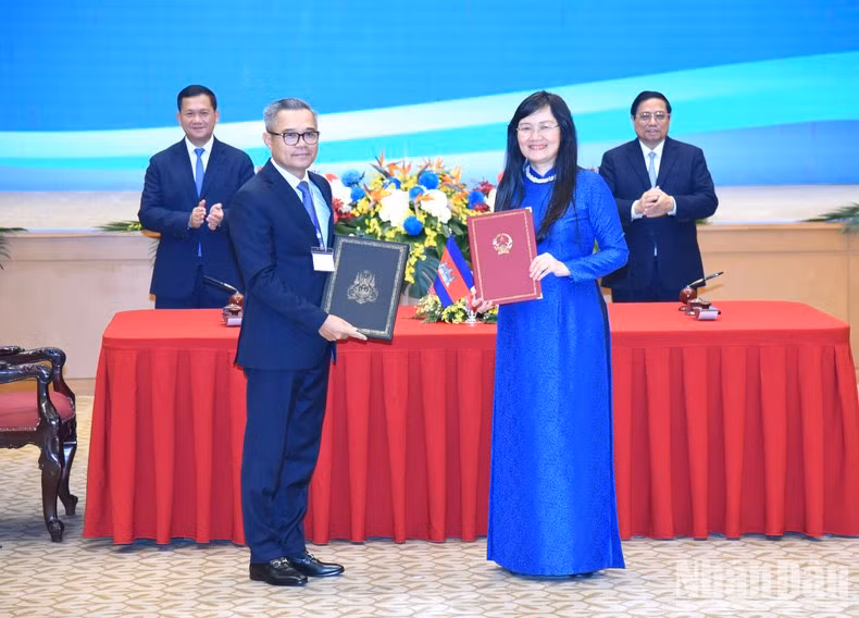 Firma de un memorando de entendimiento entre la Academia Diplomática de Vietnam y el Instituto de Diplomacia y Relaciones Internacionales de Camboya.