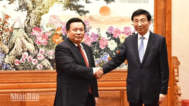 El presidente del Consejo Teórico Central y director de la Academia Nacional de Política Ho Chi Minh, Nguyen Xuan Thang, y el presidente del CCPPCh, Wang Huning (Foto: Nhan Dan)