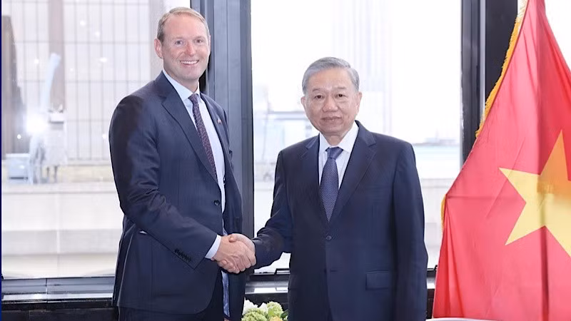 To Lam recibe a Nate Franklin, presidente y director ejecutivo de Pacifico Energy.