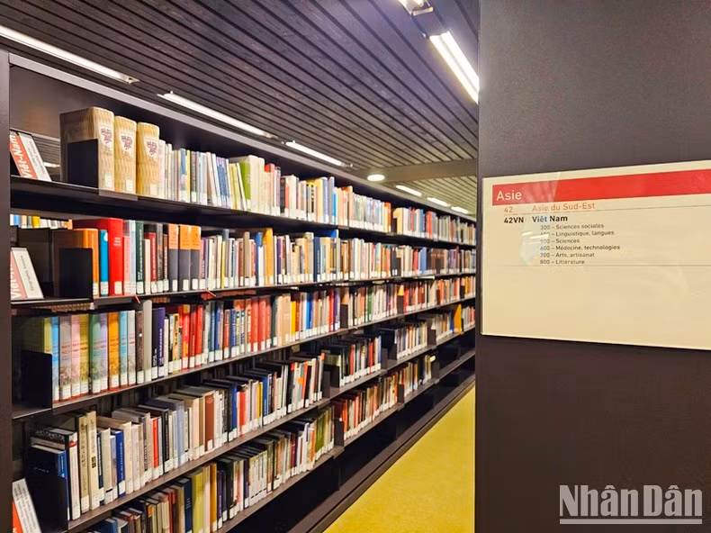 Espacio de libros, periódicos y materiales investigativos sobre Vietnam en la biblioteca de Bulac. (Foto: MINH DUY)