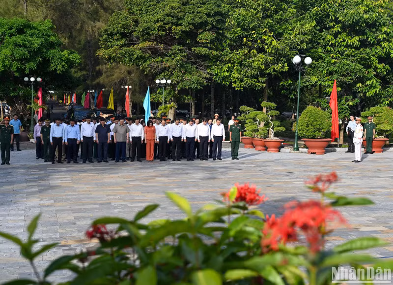 La delegación rinde homenaje a héroes y mártires. La delegación rinde homenaje a héroes y mártires.