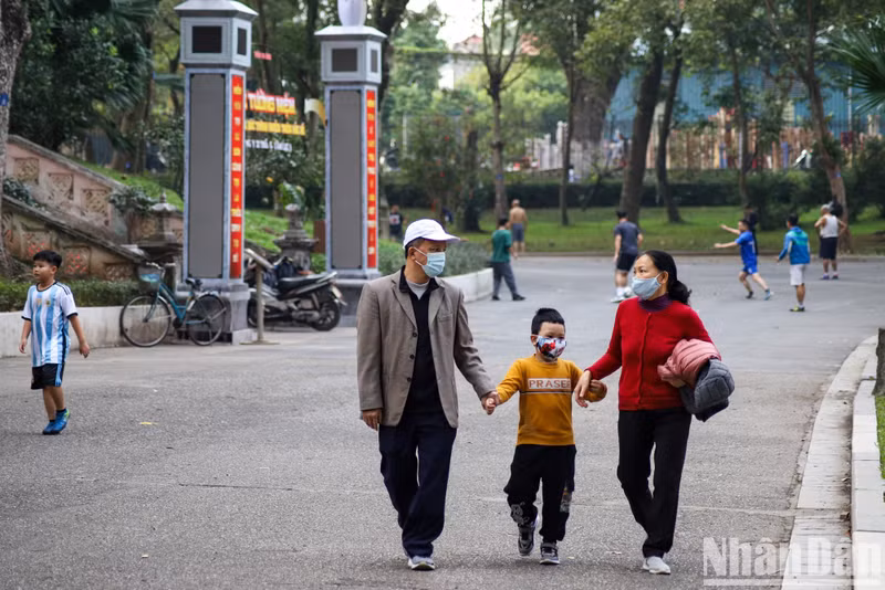 Muchas personas eligen este lugar para pasear con familiares y amigos, además de respirar el aire puro del parque.