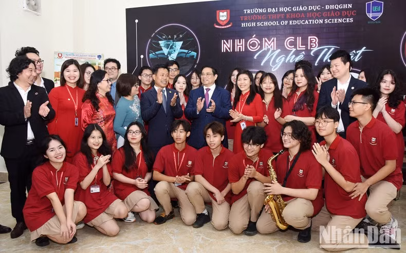 Minh Chinh y profesores y estudiantes de la escuela secundaria de Ciencias de la Educación de la Universidad Nacional de Hanói.