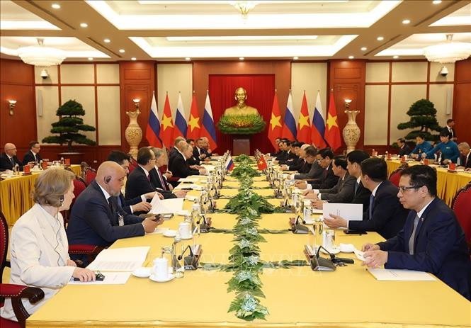 El secretario general del Partido Comunista de Vietnam, Nguyen Phu Trong, y el presidente ruso, Vladimir Putin, en las conversaciones. (Foto: VNA)