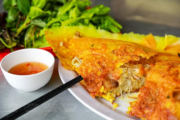 El banh xeo se sirve con verduras frescas cultivadas en los huertos locales. La salsa de pescado está mezclada por expertos, con un equilibrio armonioso de sal, acidez, dulzura y un toque de ajo y picante. (Foto:VNP)