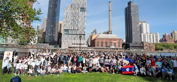 Funcionarios y familiares de las delegaciones de los Estados miembros de la Asean y de Timor-Leste en Nueva York toman fotos de recuerdo. (Foto: Quang Huy/VNA)