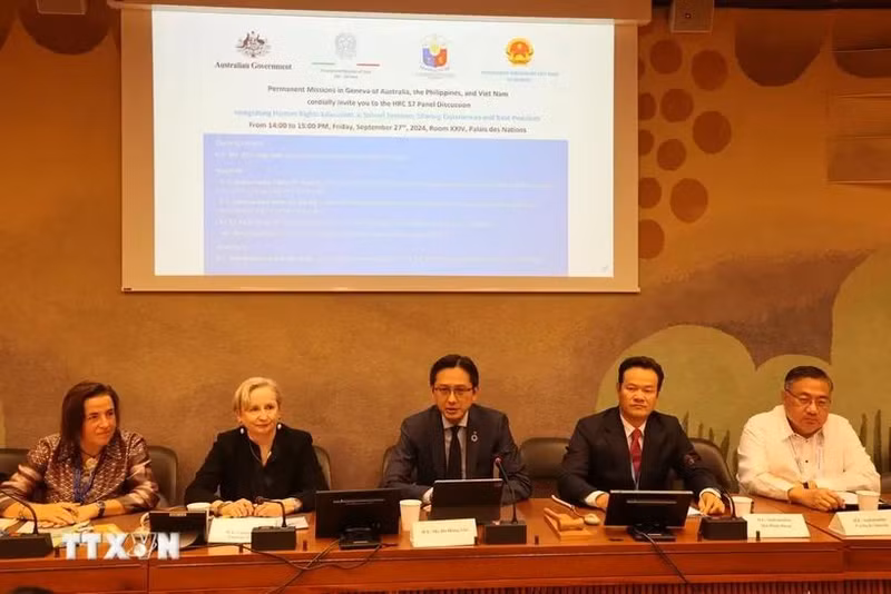 El viceministro de Reakciones Exteriores Do Hung Viet (en el centro), y los representantes de Vietnam, Filipinas, Australia e Italia, países copatrocinadores del evento. (Foto: VNA)