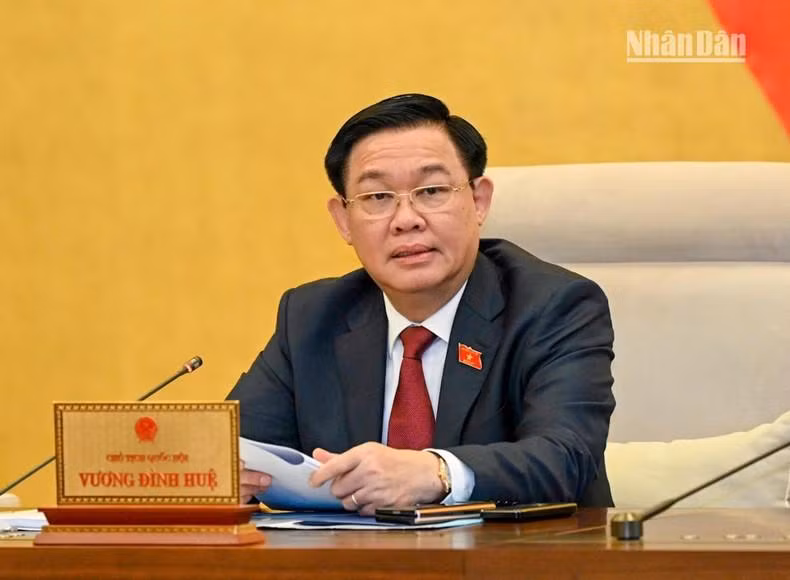 El presidente de la Asamblea Nacional de Vietnam, Vuong Dinh Hue, preside la reunión (Fotografía: Nhan Dan)