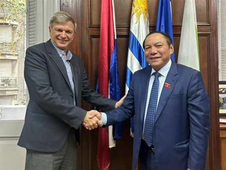 El Ministro de Cultura, Deportes y Turismo Nguyen Van Hung y el Ministro de Deportes de Uruguay, Sebastián Bauzá,. (Foto: VNA)