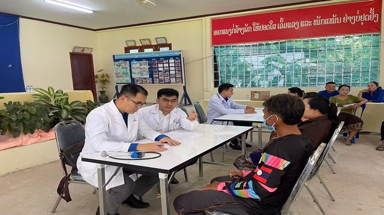 Médicos vietnamitas ofrecen chequeos médicos gratuitos para personas necesitadas en Laos 