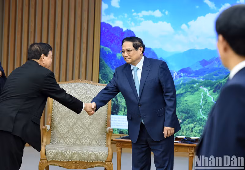 Minh Chinh da la bienvenida a los delegados camboyanos. Minh Chinh da la bienvenida a los delegados camboyanos.