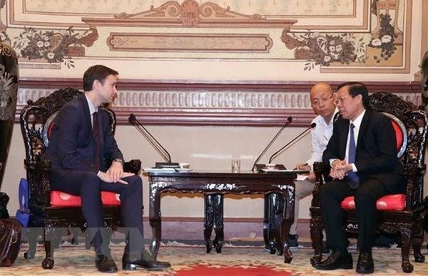 El presidente del Comité Popular Municipal, Phan Van Mai, recibe a Jochen M. Schmittmann (Foto: VNA)