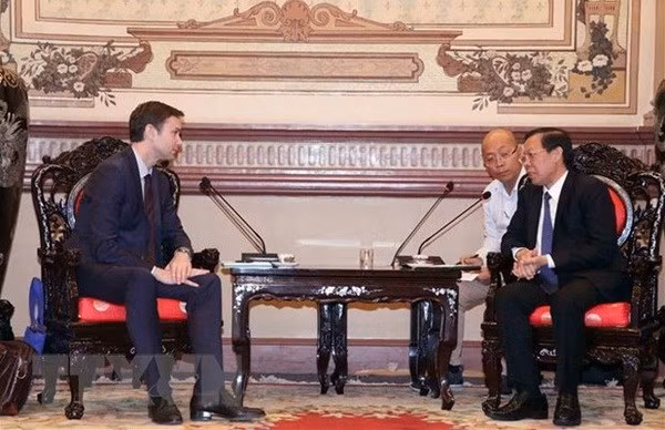 El presidente del Comité Popular Municipal, Phan Van Mai, recibe a Jochen M. Schmittmann (Foto: VNA)