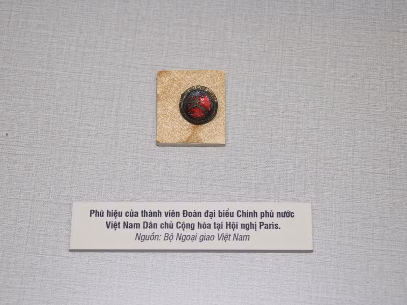 Insignias de los miembros de la delegación del Gobierno de la República Democrática de Vietnam en la Conferencia de París. (Fotografía: Centro Nacional de Archivos III)